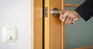 Установка дверей Горно-Алтайск цена от 1328 руб.